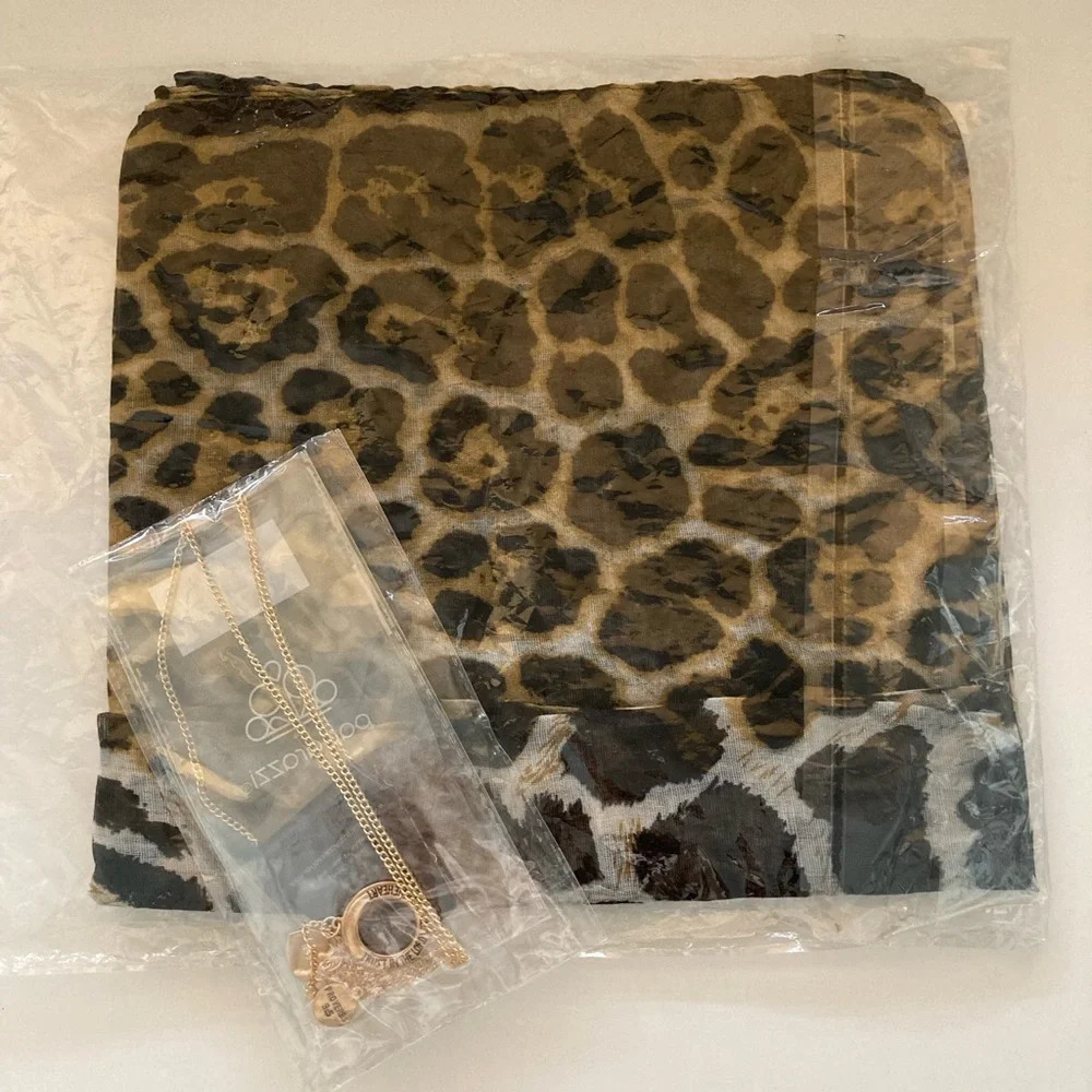Scarf Animal Print Scarf  & Long Goldtone Necklace Set (2 Pcs) Casual Brand New